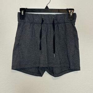 Lululemon On The Fly Short 2.5" Heathered Black Sz 2
